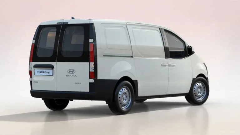 Hyundai Staria Electric Cargo, schuin achteraanzicht rechts met achterdeuren, zijschuifdeur en stalen velgen
