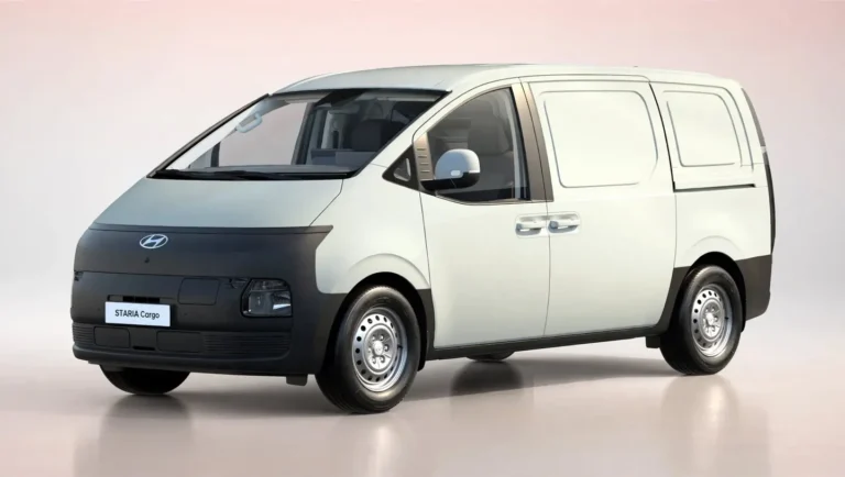 Hyundai Staria Electric Cargo bedrijfswagen leasen, witte Pro schuin van voren links met zijschuifdeur