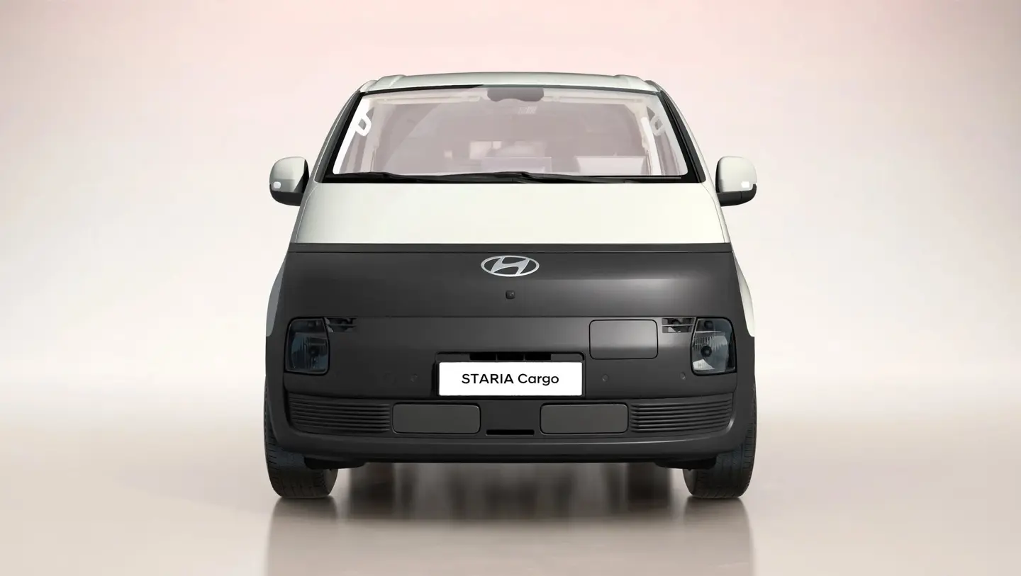 Hyundai Staria Electric Cargo, vooraanzicht met Hyundai-embleem en STARIA Cargo-bord in het front