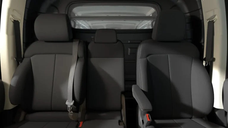 Hyundai Staria Electric Cargo, drie voorstoelen met grijze stoffen bekleding gezien vanuit de laadruimte