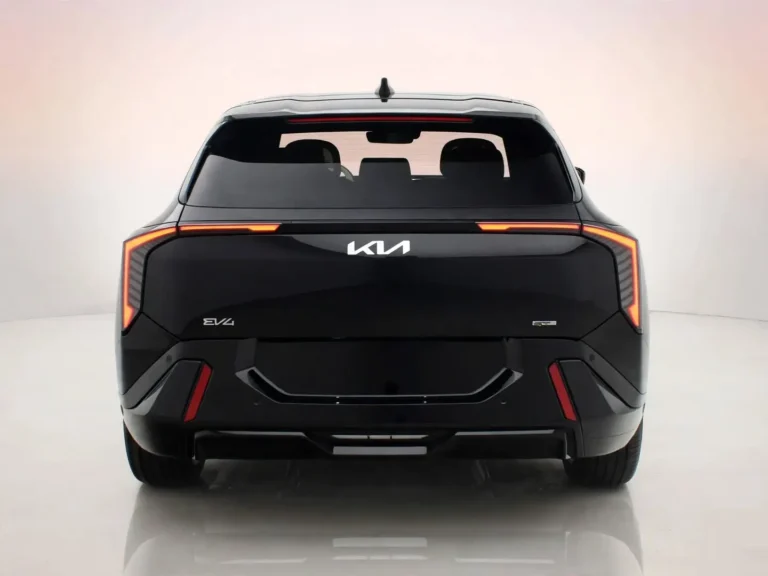 Kia EV4, achteraanzicht met verticale LED-achterlichten en dakspoiler