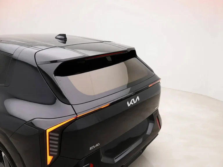 Kia EV4, achterlicht en dakspoiler in hoogglans zwart