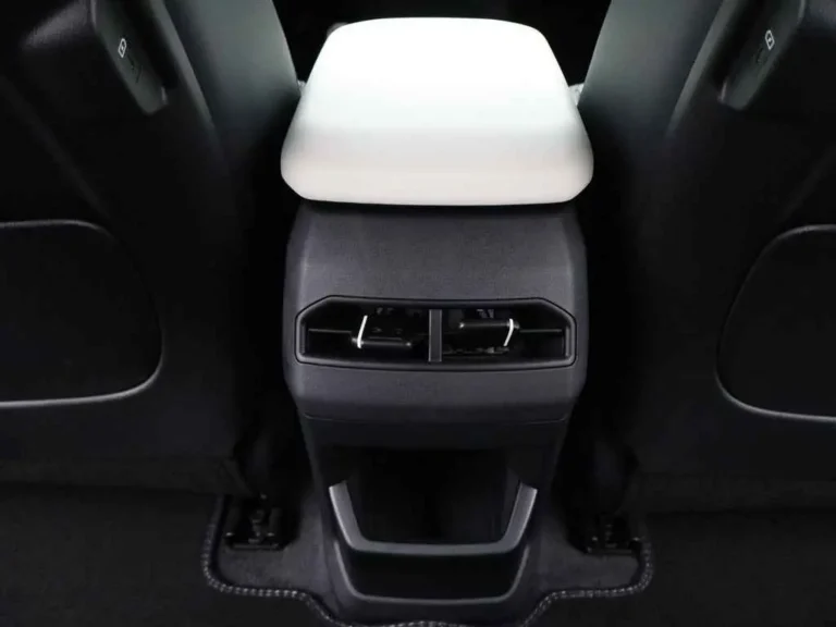 Kia EV4, middenarmsteun met ventilatieroosters voor de achterpassagiers