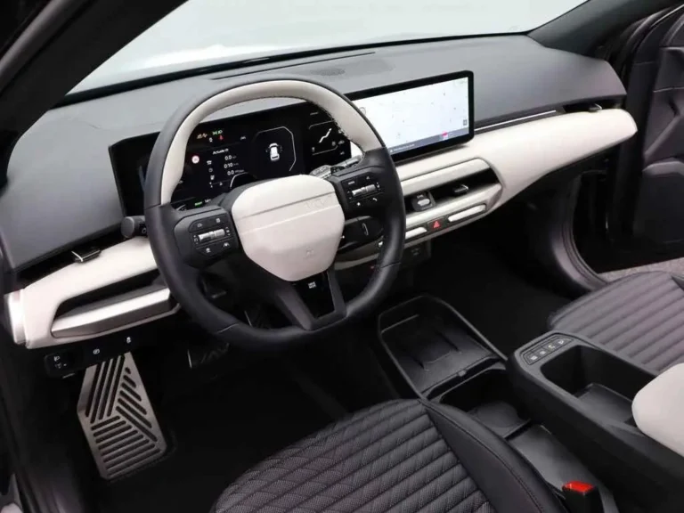 Kia EV4, cockpit met panoramadisplay, stuurwiel en middenconsole met draadloze lader