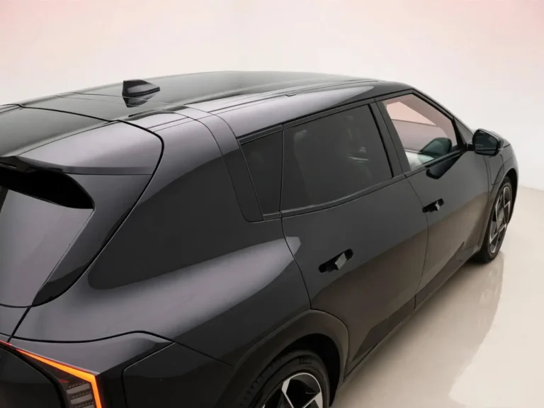 Kia EV4, dak en zijruiten met privacy glass