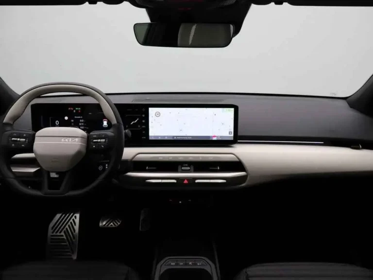 Kia EV4, dashboard met digitaal instrumentenpaneel, 12,3 inch navigatiescherm en aluminium pedalen