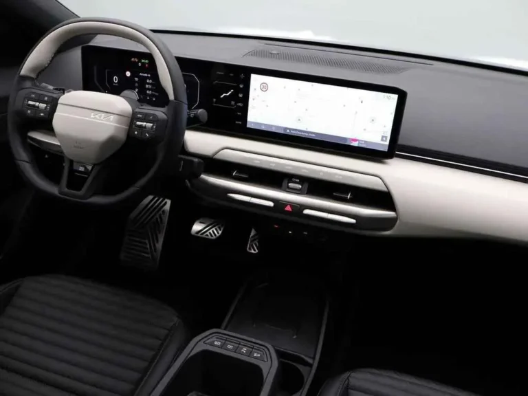 Kia EV4, dashboard schuin van opzij met stuurwiel en infotainmentscherm