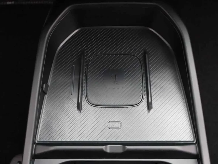 Kia EV4, draadloze telefoonlader in de middenconsole
