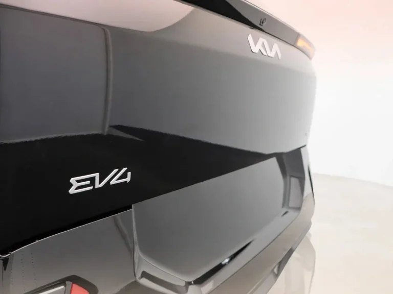 Kia EV4, EV4-embleem op de achterklep