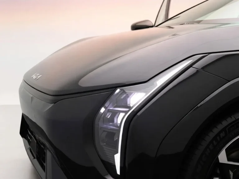 Kia EV4, close-up van de koplamp en de motorkap