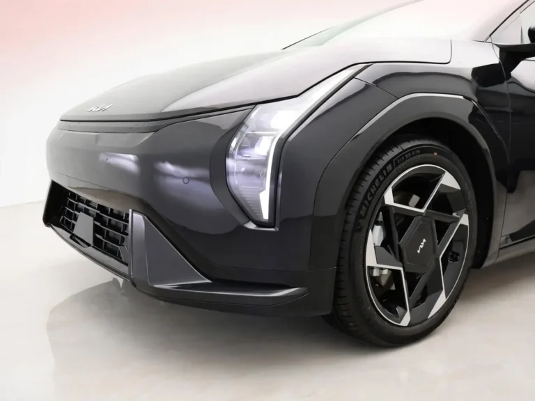 Kia EV4, close-up van de LED-koplamp en de 19-inch GT-Line velg