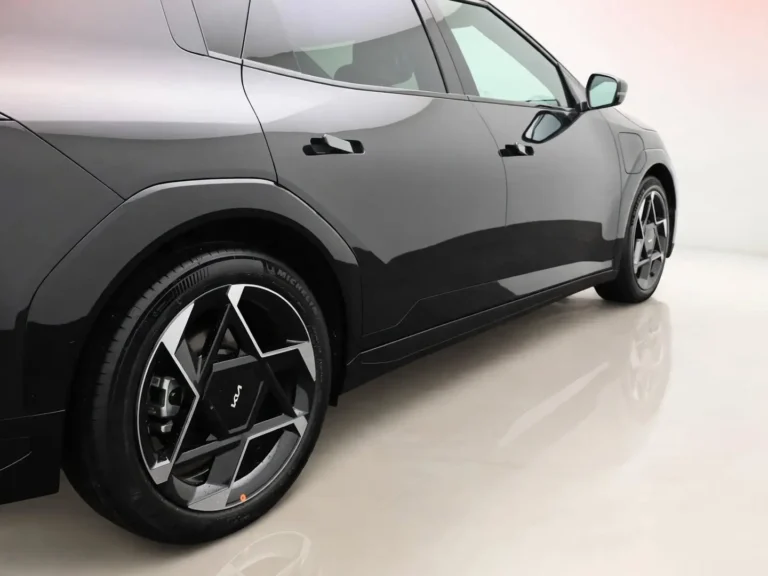 Kia EV4, rechterportier met verzonken deurgrepen en buitenspiegel