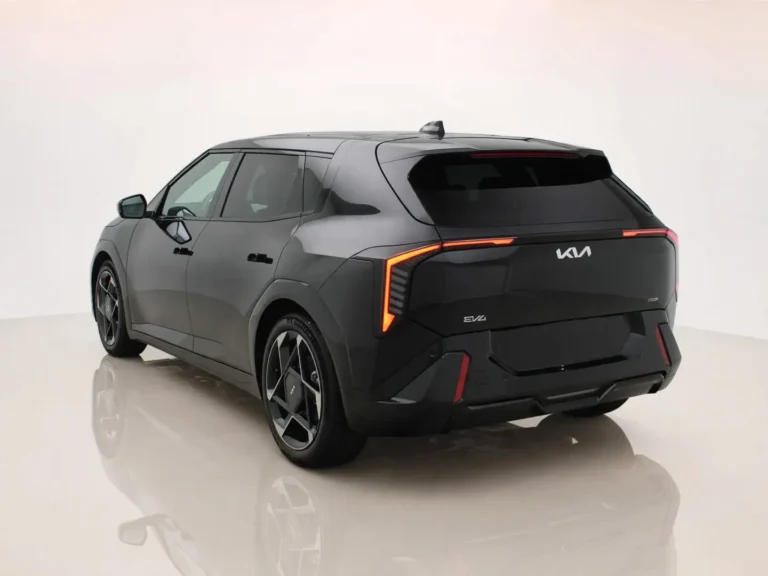 Kia EV4 voorraadlease, GT-Line Business Edition schuin van achteren links met LED-achterlichten