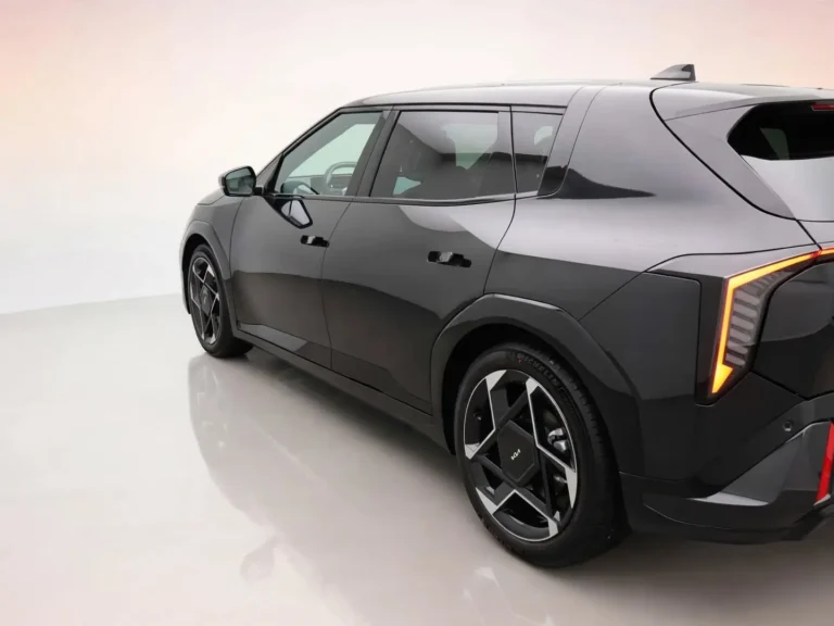 Kia EV4, close-up van de linkerachterzijde met dakspoiler en achterlicht