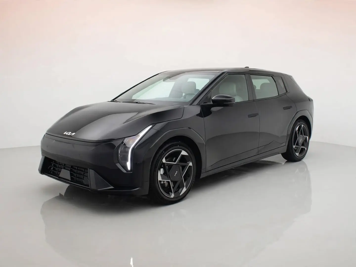 Kia EV4 voorraadlease, GT-Line Business Edition in Black Pearl Metallic schuin van voren links