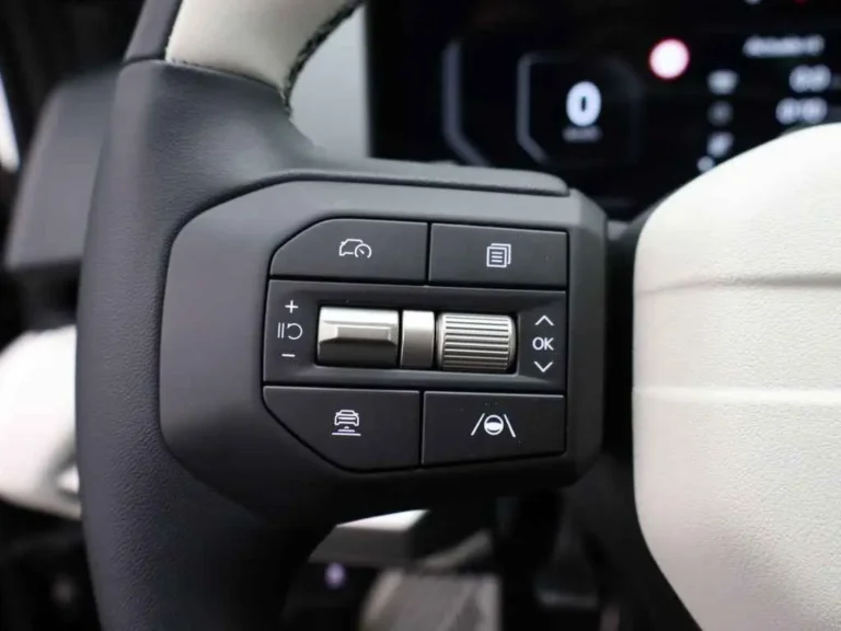 Kia EV4, linkerzijde van het stuurwiel met bedieningsknoppen voor cruise control en assistentie