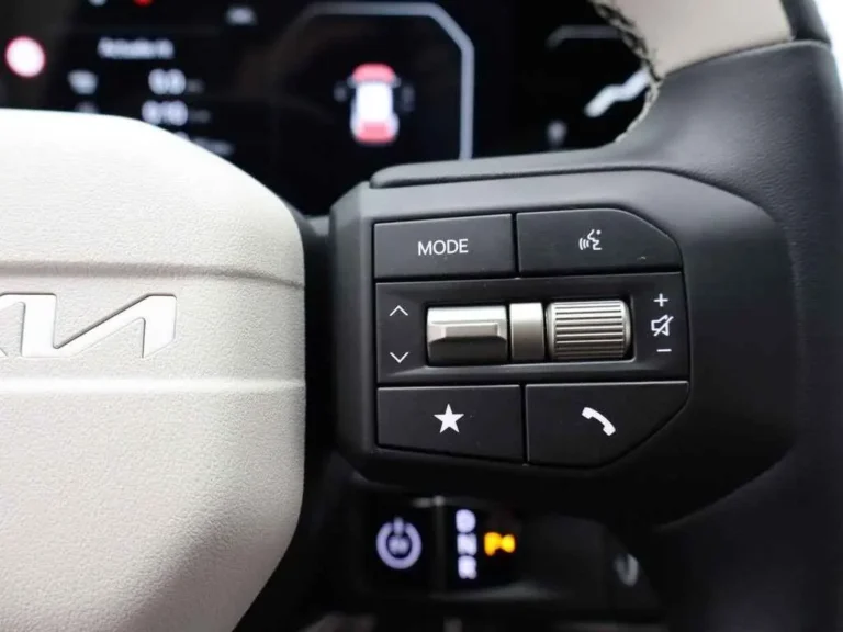 Kia EV4, rechterzijde van het stuurwiel met mode-, volume- en telefoonknoppen