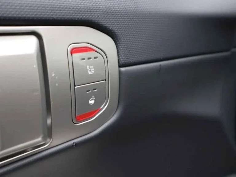 Kia EV4, knoppen voor de stoelverwarming en stuurwielverwarming naast de bestuurdersstoel