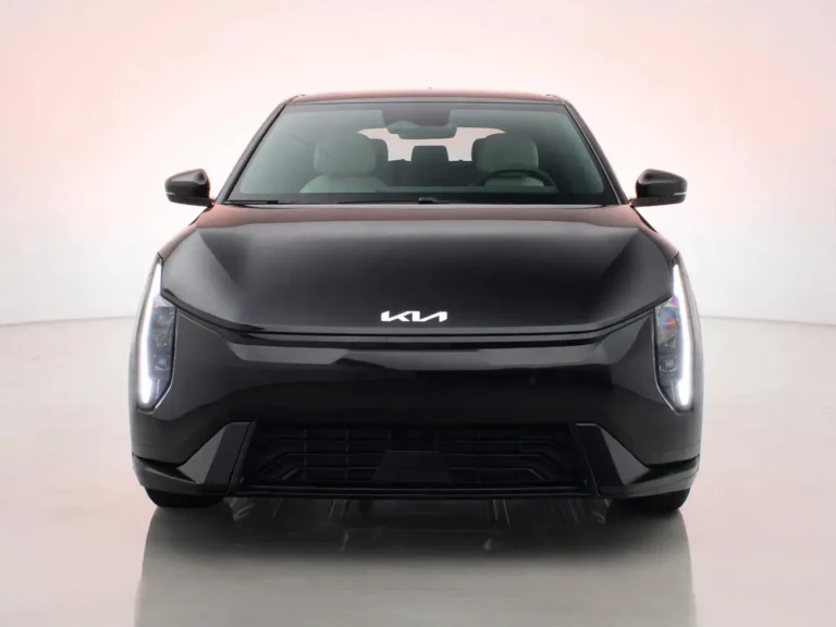 Kia EV4, vooraanzicht met Kia-logo en LED-lichtstrips in het front