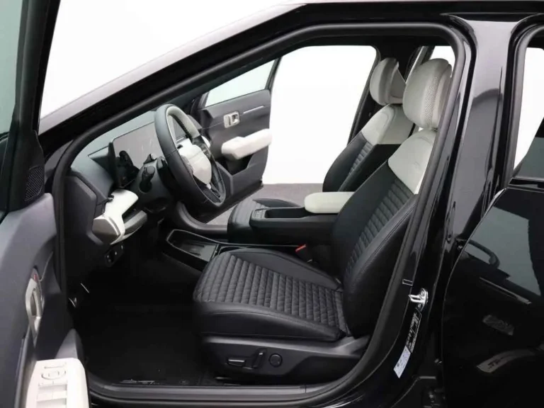 Kia EV4, vegan lederen GT-Line voorstoelen in zwart met gebroken wit