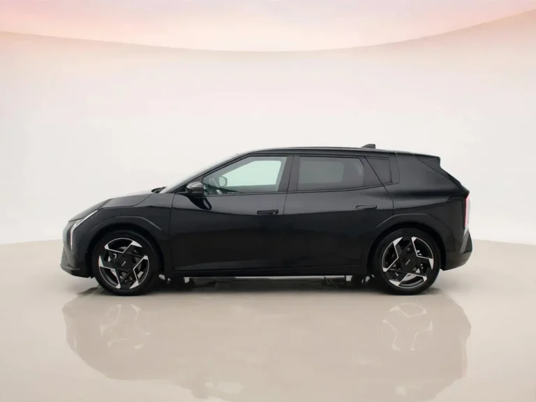 Kia EV4 voorraadlease, linkerzijkant van de GT-Line Business Edition met 19-inch GT-Line velgen