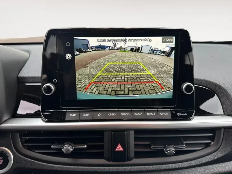 Kia Picanto, beeld van de achteruitrijcamera met hulplijnen op het 8-inch scherm