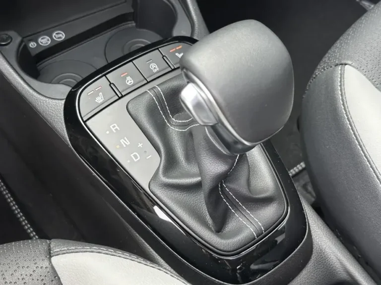 Kia Picanto, pookhendel van de automaat met knoppen voor stoel- en stuurwielverwarming
