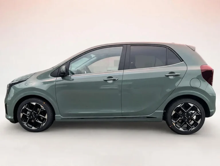 Kia Picanto zakelijk leasen, linkerzijkant van de groene GT-Line met side skirts en 16-inch velgen