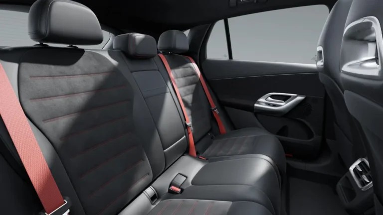 Mercedes-Benz GLC, achterbank met rode veiligheidsgordels en rood stiksel