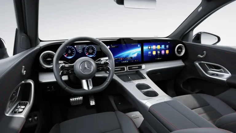 Mercedes-Benz GLC, cockpit met MBUX Superscreen, AMG-sportstuur en aluminium pedalen