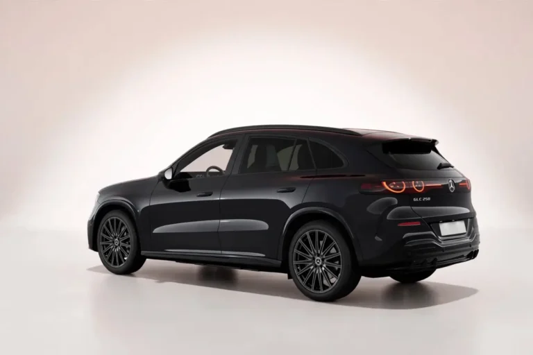 Mercedes-Benz GLC zakelijk leasen, schuin achteraanzicht links met doorlopende LED-achterlichten