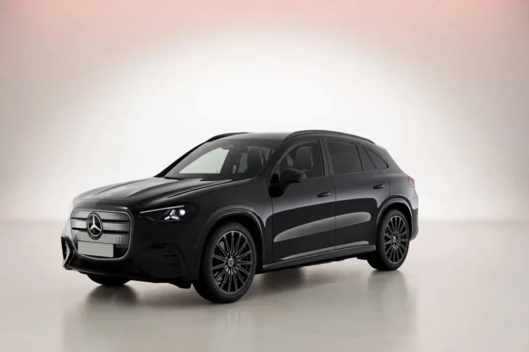 Mercedes-Benz GLC zakelijk leasen, zwarte elektrische SUV schuin van voren links met 21-inch AMG-velgen