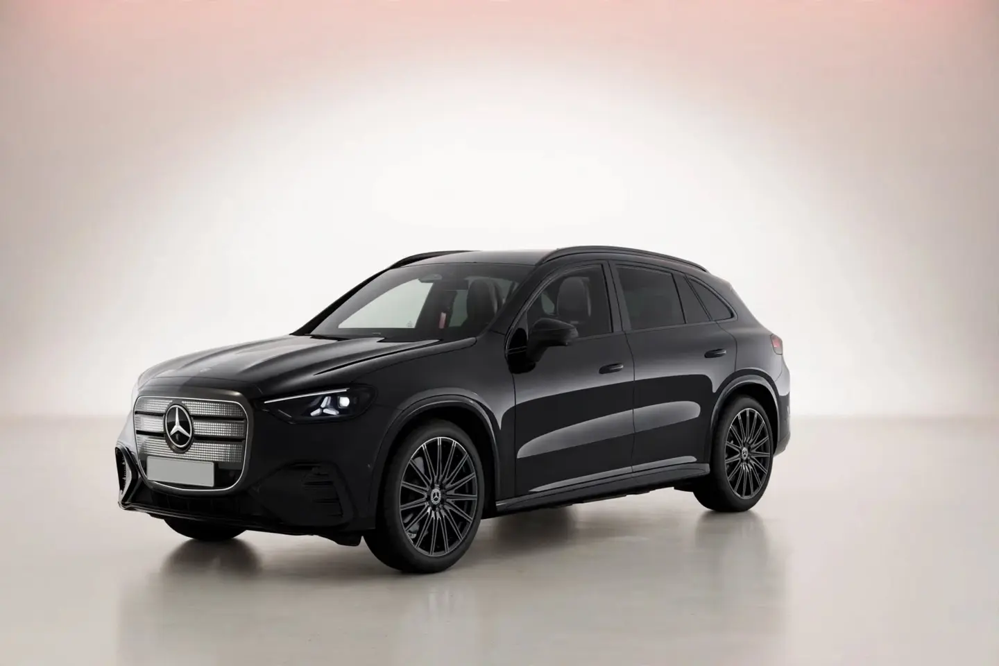 Mercedes-Benz GLC zakelijk leasen, zwarte elektrische SUV schuin van voren links met 21-inch AMG-velgen