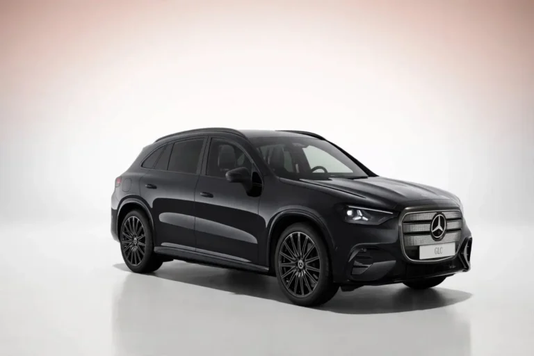 Mercedes-Benz GLC, schuin vooraanzicht rechts met de grote grille, Mercedes-ster en LED-koplampen