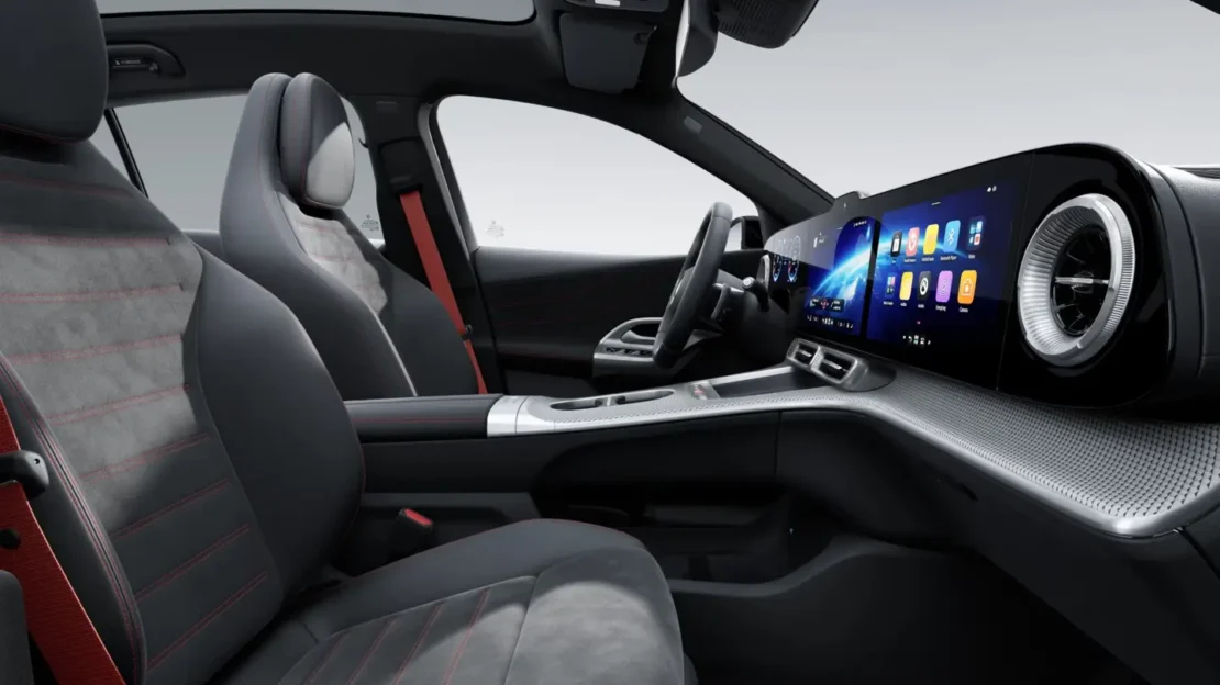 Mercedes-Benz GLC, AMG-sportstoelen voor met rood stiksel en rode veiligheidsgordels