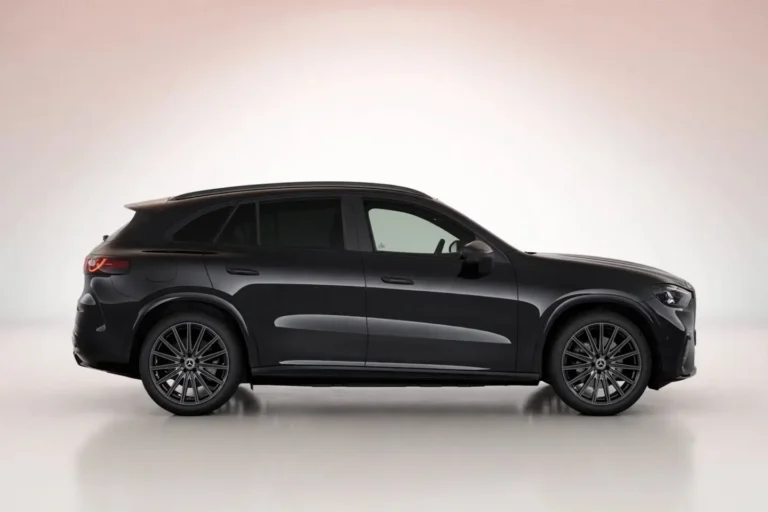 Mercedes-Benz GLC, rechterzijkant van de zwarte elektrische SUV op 21-inch AMG-velgen