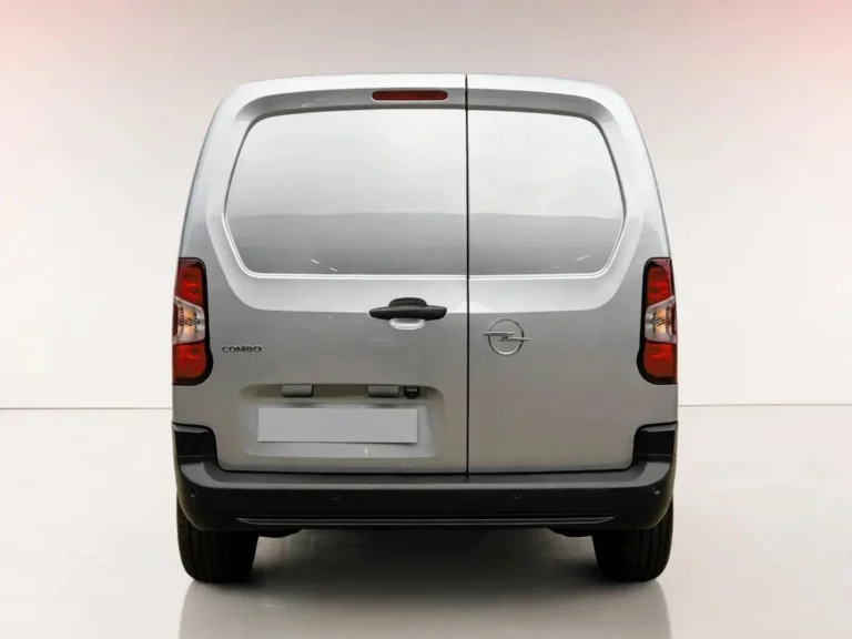 Opel Combo-e, achteraanzicht met gesloten achterdeuren en Opel-embleem