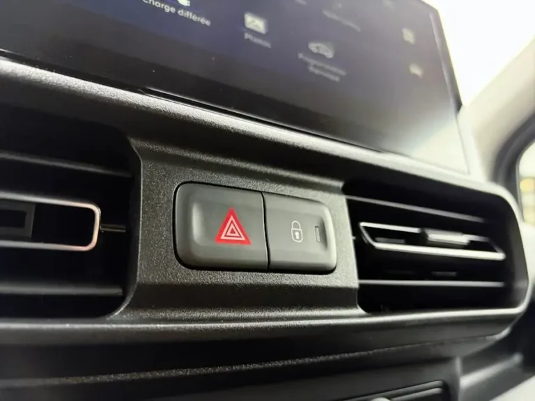Opel Combo-e, alarmlichtenknop en centrale vergrendeling onder het touchscreen