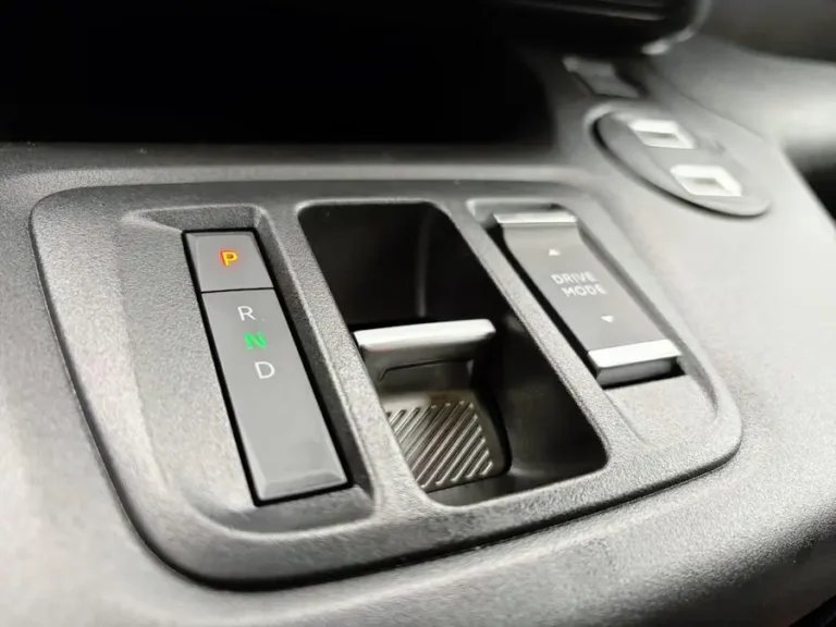 Opel Combo-e, drukknoppen voor R, N en D met Drive Mode-schakelaar op de middenconsole