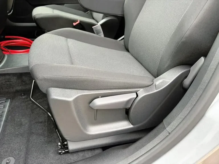 Opel Combo-e, bestuurdersstoel met stoffen bekleding en handmatige stoelverstelling