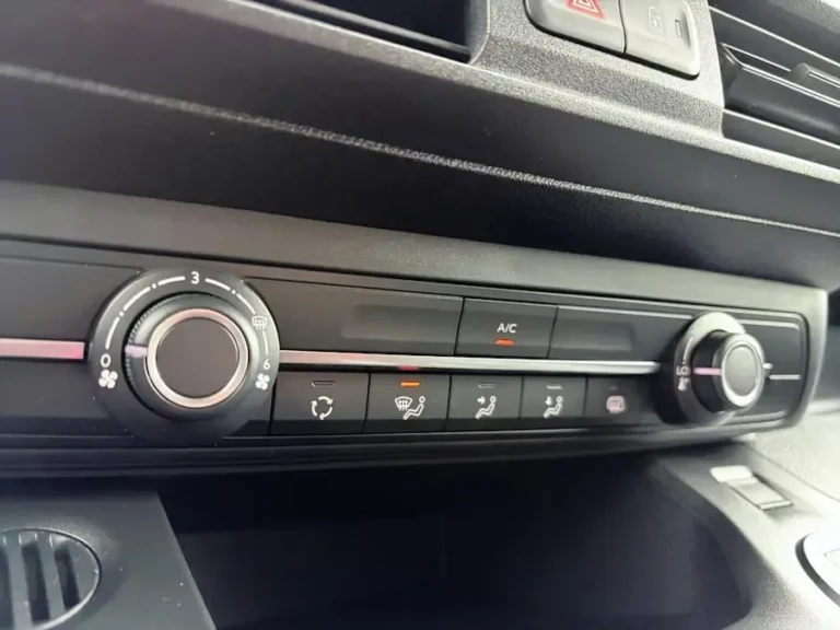Opel Combo-e, bedieningspaneel van de airconditioning met draaiknoppen