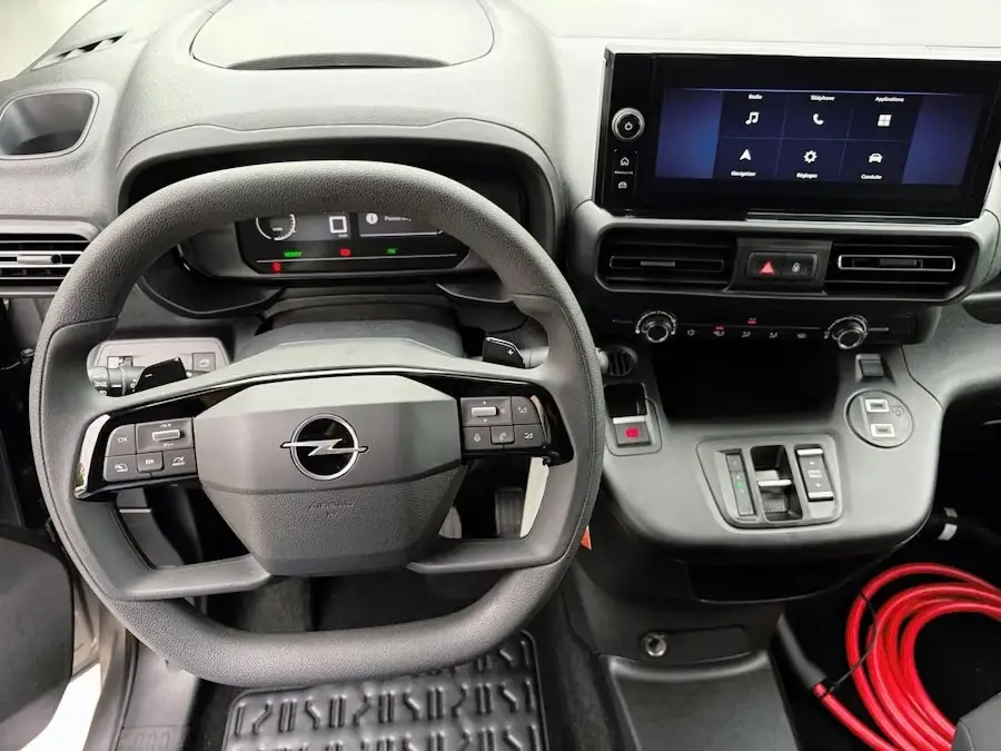 Opel Combo-e bedrijfswagen, cockpit met compact stuurwiel, digitaal instrumentenpaneel en touchscreen