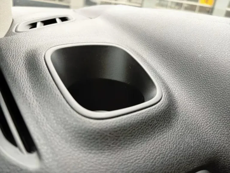 Opel Combo-e, open opbergvak boven op het dashboard