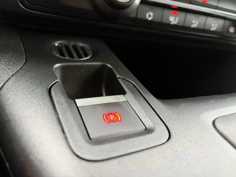 Opel Combo-e, elektrische parkeerrem met de P-knop op de middenconsole