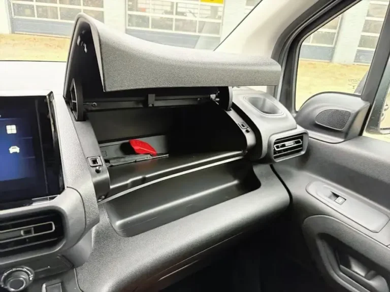Opel Combo-e, geopende handschoenenkast aan de bijrijderszijde