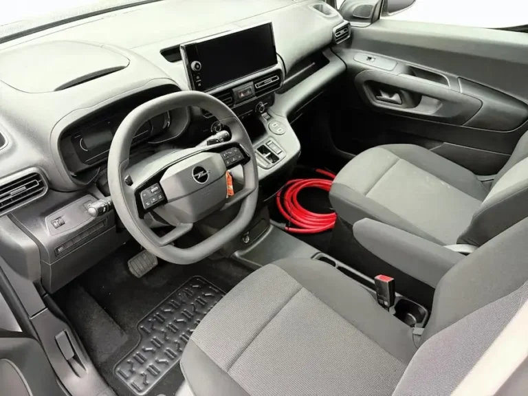 Opel Combo-e, interieur vanaf de bestuurdersdeur met stoffen stoelen en dashboard