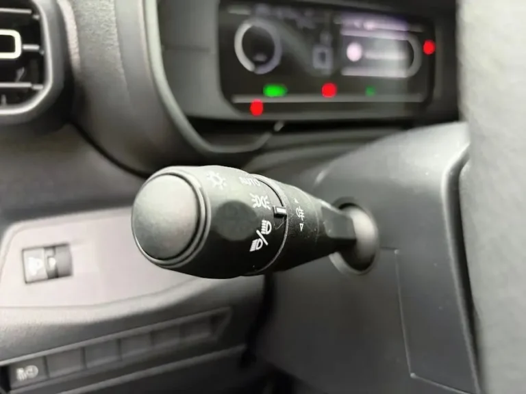 Opel Combo-e, hendel voor de verlichting naast het stuur met digitale meters