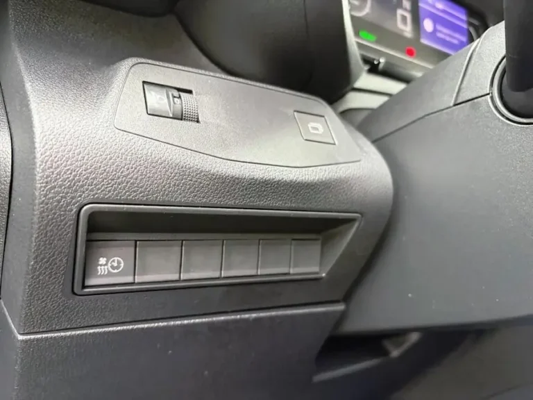 Opel Combo-e, schakelaarpaneel links onder het stuur
