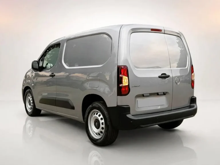 Opel Combo-e, grijze bestelwagen schuin van achteren links met achterdeuren en LED-achterlichten