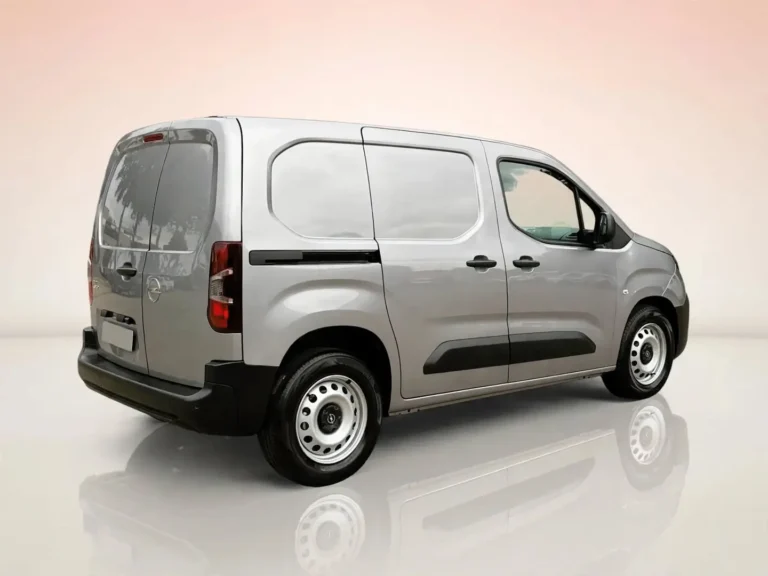 Opel Combo-e, grijze bestelwagen schuin van achteren rechts met schuifdeur